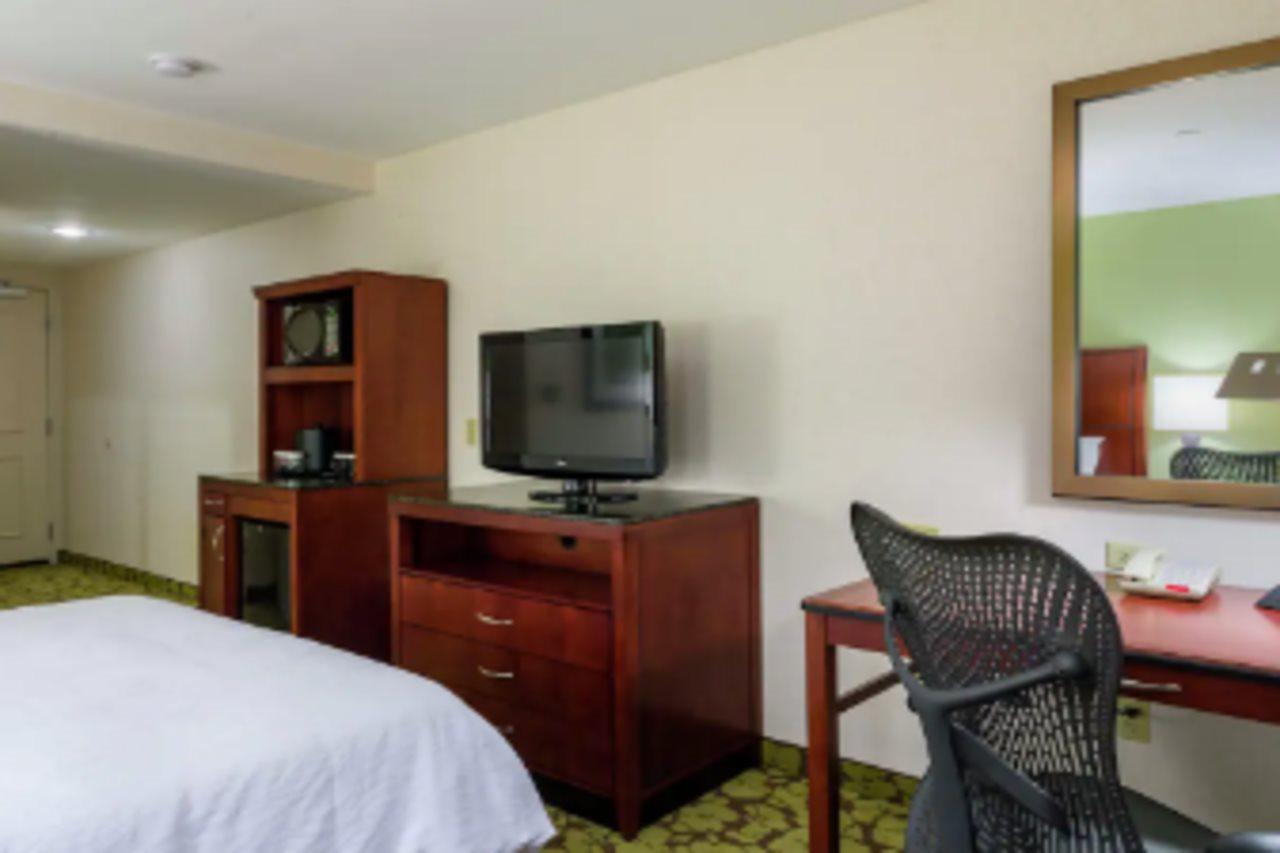 Hilton Garden Inn Queens/Jfk New York Exterior photo