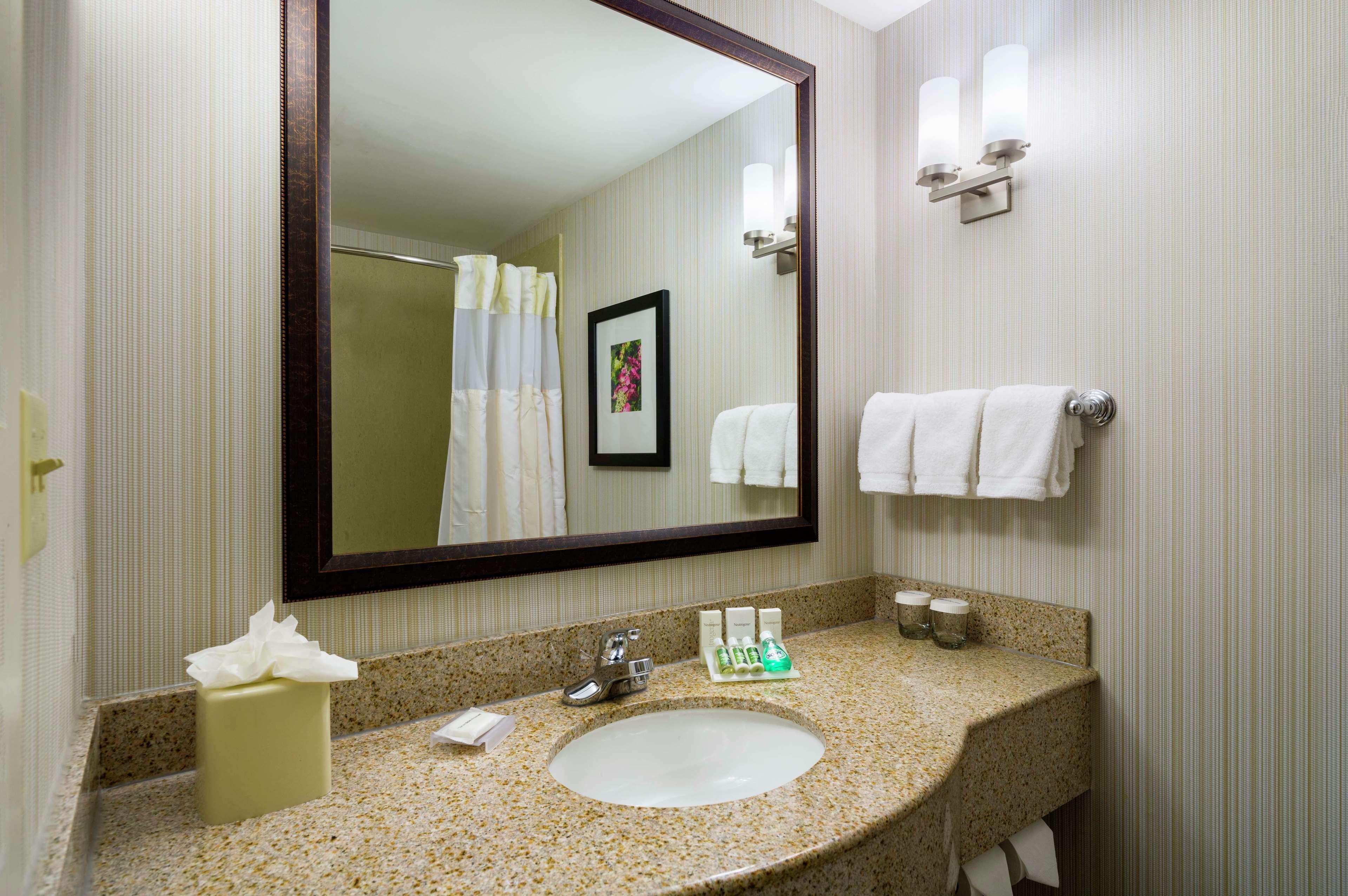 Hilton Garden Inn Queens/Jfk New York Exterior photo