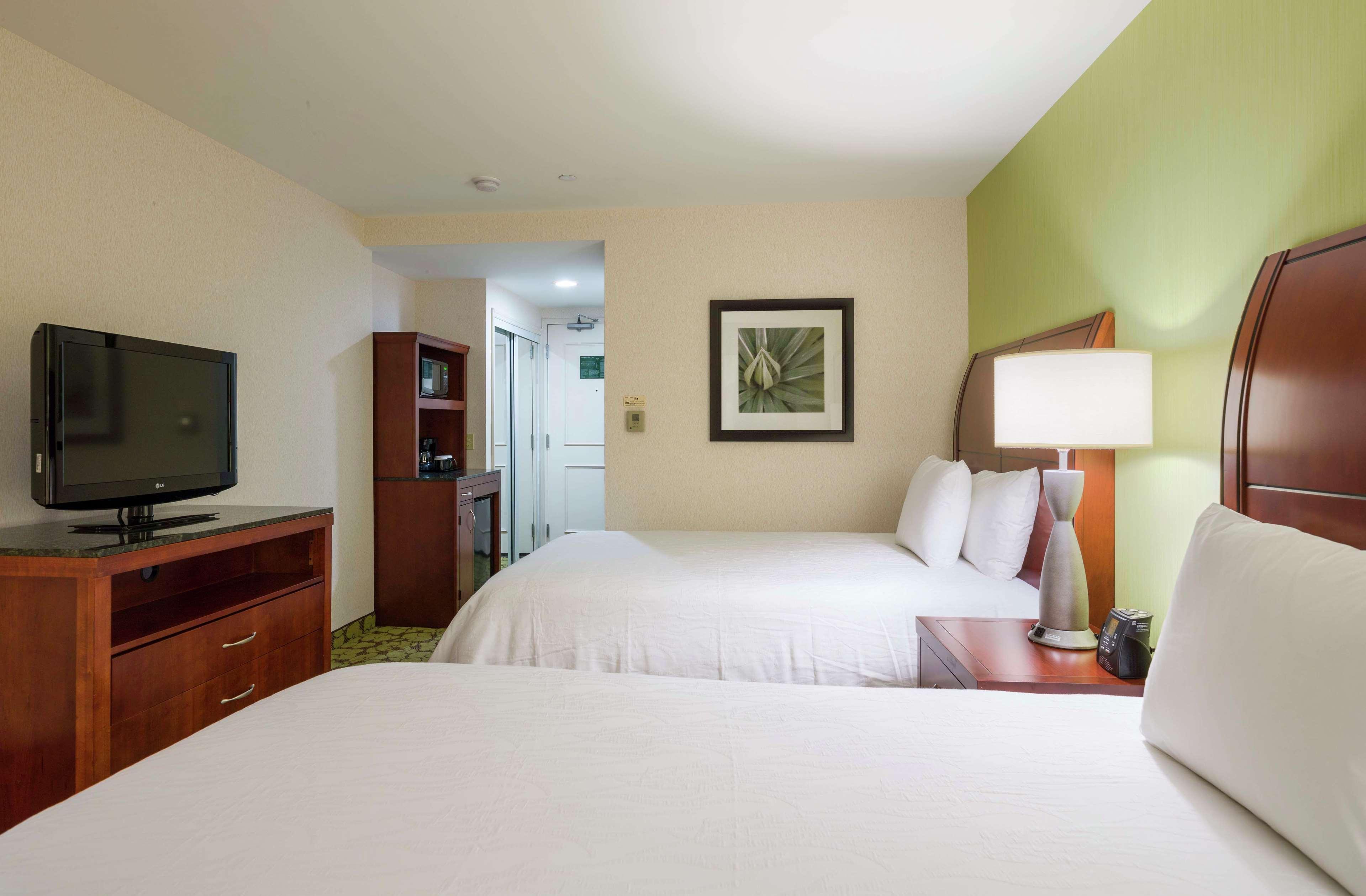 Hilton Garden Inn Queens/Jfk New York Exterior photo