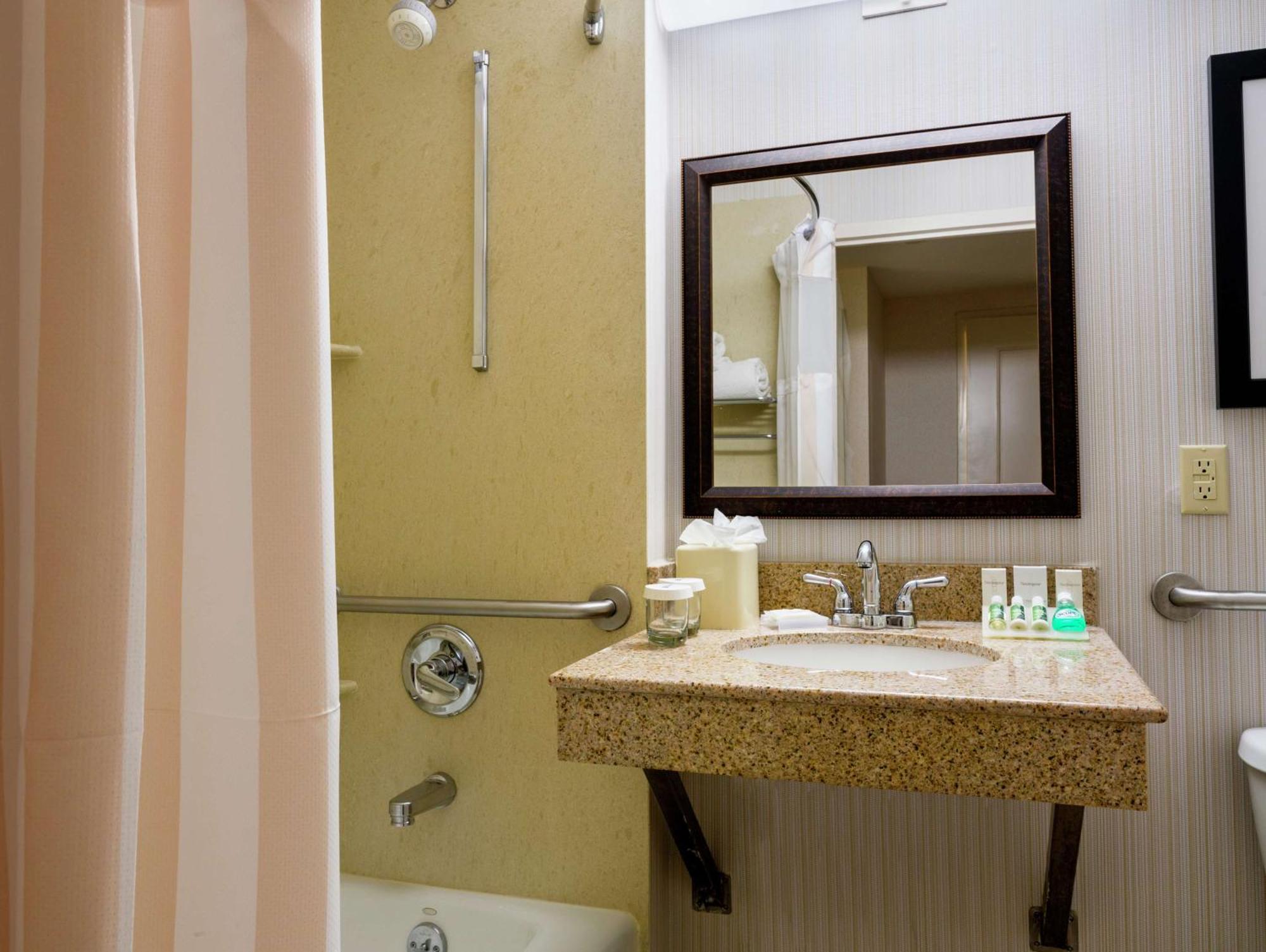 Hilton Garden Inn Queens/Jfk New York Exterior photo